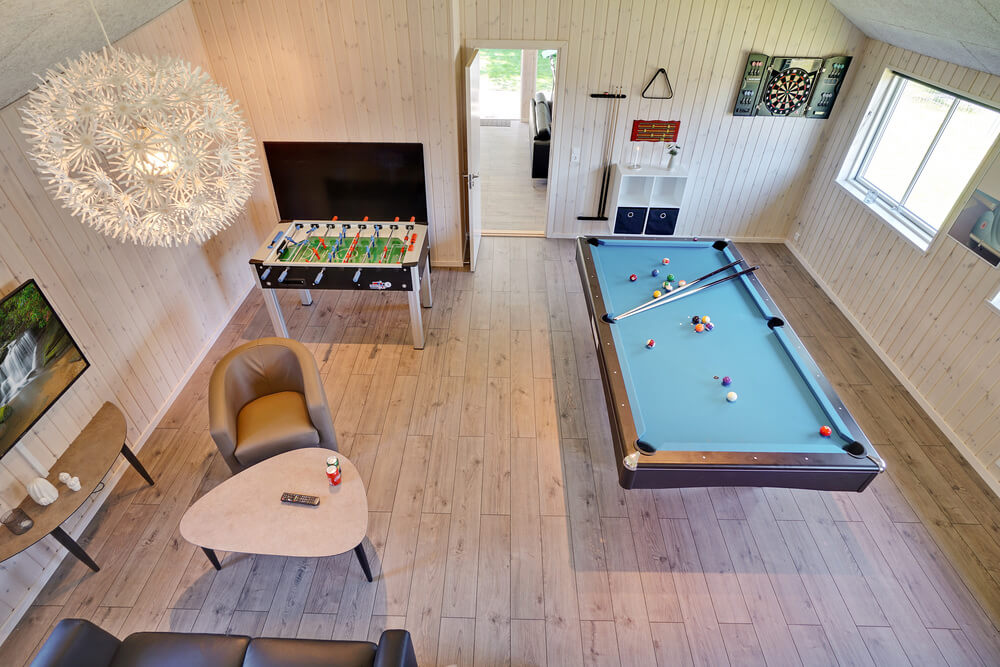 Förutom de många timmar som du kan tillbringa i stugans poolavdelning erbjuder lyxstuga 720 även biljard, bordtennis och dart