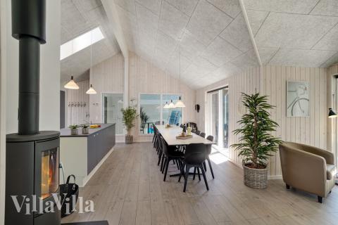 Det stora ljusa vardagsrummet i lyxstuga nr 720 för 18.