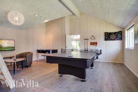 Lyxstuga 720 för 18 personer har ett stort aktivitetsrum med bl.a. biljard och dart