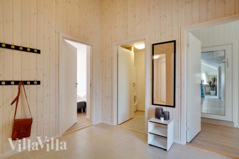 Den rymliga entrén i lyxstuga nr 442 i Østjylland