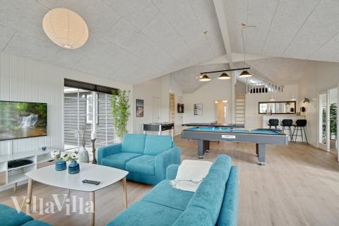 Vardagsrummet i lyxstuga nr. 442 har plats för 26 personer.