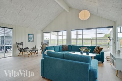 Det stora ljusa vardagsrummet i lyxstuga nr 442 för 26.