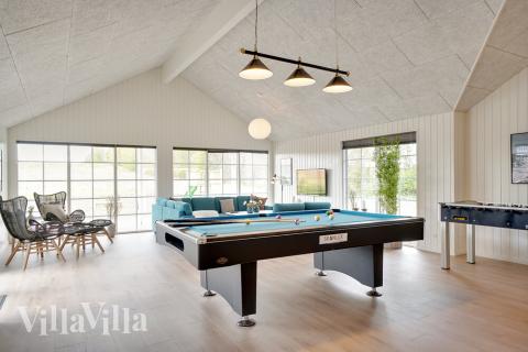 Förutom de många timmar som du kan tillbringa i stugans poolavdelning erbjuder lyxstuga 442 även biljard, bordtennis och dart