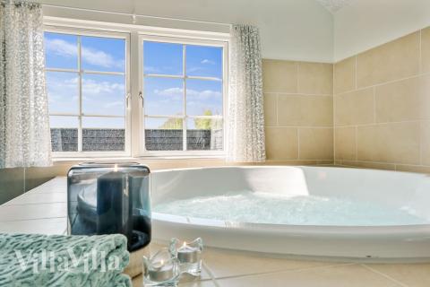 Njut av spabadets värme i lyxstuga nr 442 i Østjylland