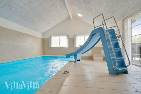 Sommarstuga 442 är inredd med en smakfull poolavdelning som har vattenrutschbana, ett stort inbyggt spapad och bastu