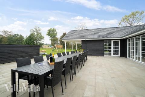 Njut av en grillkväll på terrassen i lyxstuga nr 442 i Østjylland