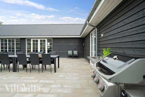 Lyxstuga nr 442 har en härlig terrass med sköna trädgårdsmöbler för 26 personer.