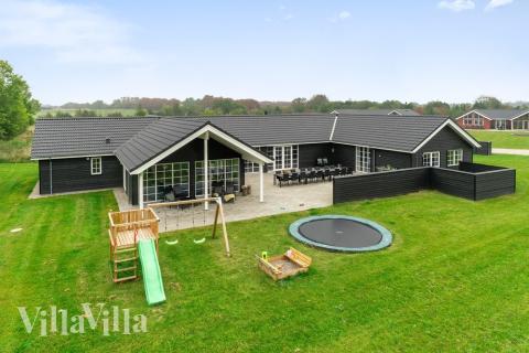 Den praktfulla poolstugan nr 442 med plats för 26 personer ligger i Østjylland