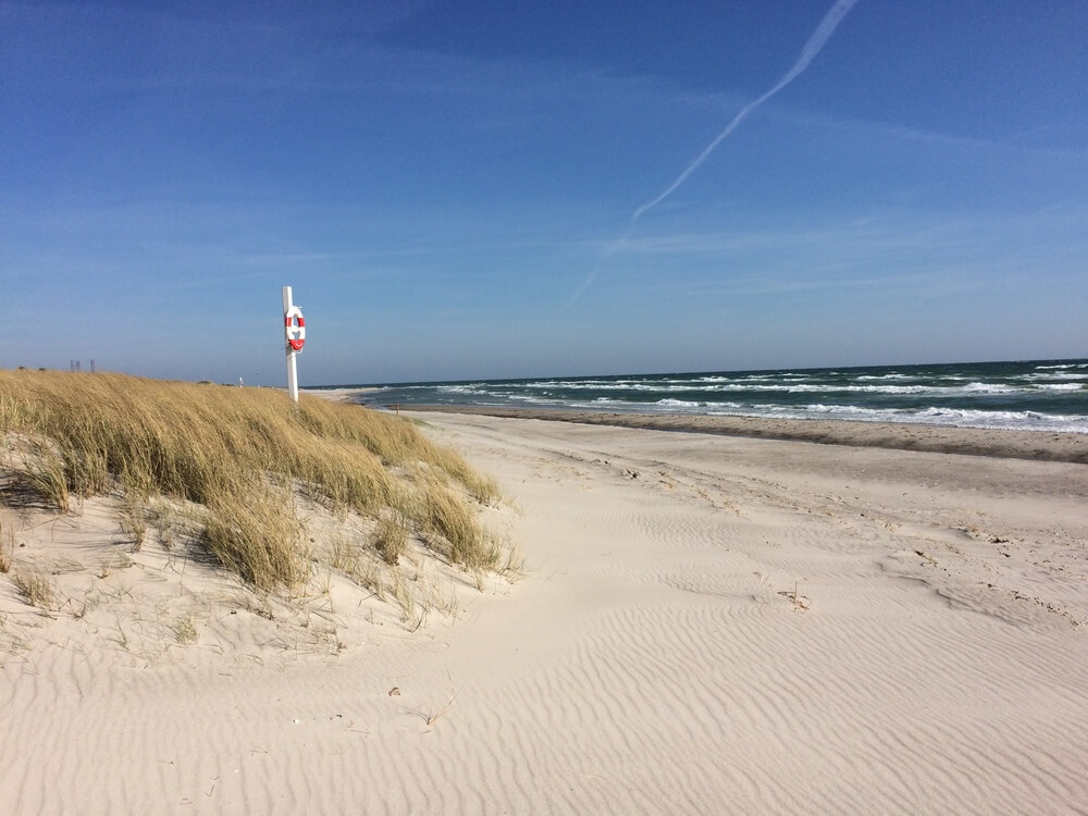 Stranden i närheten av lyxhus 442 i Østjylland bjuder in till en promenad.