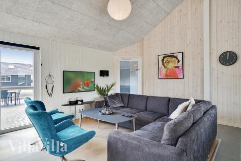 Det stora ljusa vardagsrummet i lyxstuga nr 448 för 24.