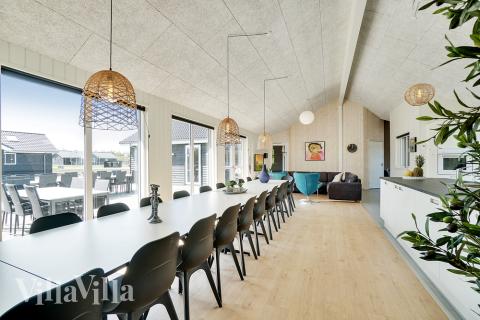 Vardagsrummet i lyxstuga nr. 448 har plats för 24 personer.