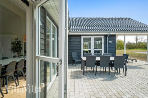 På terrassen i sommarhus nr 448 finns det plats för upp till 24 gäster.
