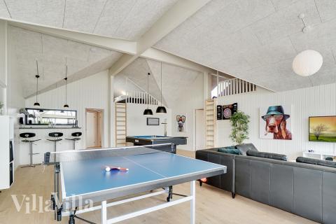 Lyxstuga 448 för 24 personer har ett stort aktivitetsrum med bl.a. biljard och dart