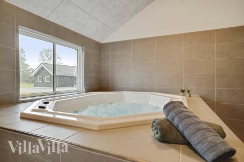 Njut av spabadets värme i lyxstuga nr 448 i Østjylland