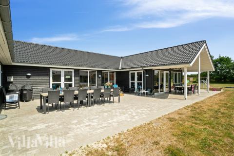 Stor terrass i lyxstuga nr 448 i Østjylland.
