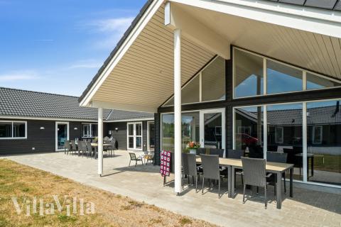 Lyxstuga nr 448 har en härlig terrass med sköna trädgårdsmöbler för 24 personer.