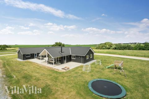 Den praktfulla poolstugan nr 448 med plats för 24 personer ligger i Østjylland