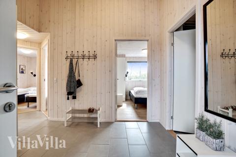 Den rymliga entrén i lyxstuga nr 441 i Østjylland