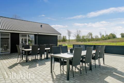 Lyxstuga nr 441 har en härlig terrass med sköna trädgårdsmöbler för 26 personer.