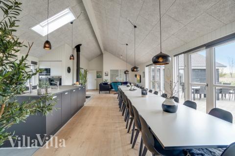 Ni kan sitta 26 personer tillsammans i vardagsrummet när ni besöker lyxhus nr 441 i Østjylland.