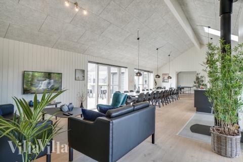 Det stora ljusa vardagsrummet i lyxstuga nr 441 för 26.