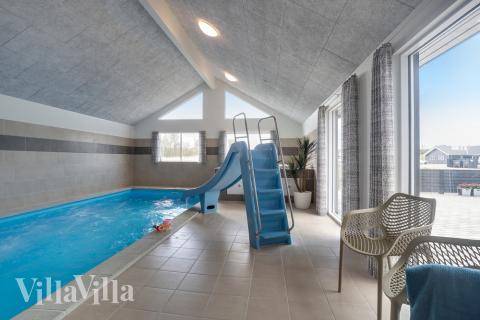 Sommarstuga 441 är inredd med en smakfull poolavdelning som har vattenrutschbana, ett stort inbyggt spapad och bastu