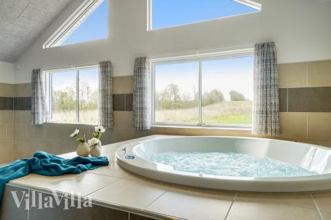 Njut av spabadets värme i lyxstuga nr 441 i Østjylland