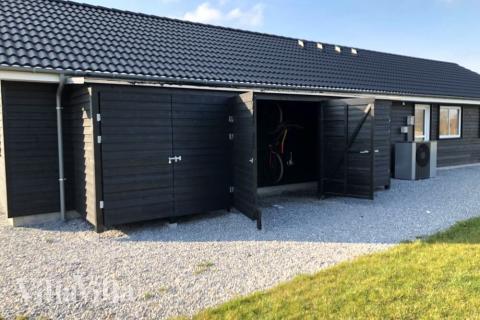 Till den trevliga sommarstugan nr 441 i Østjylland erbjuds en mängd utomhusaktiviteter, t.ex. lektorn och gungor