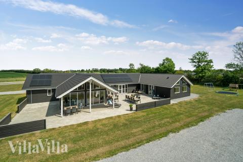 Den praktfulla poolstugan nr 441 med plats för 26 personer ligger i Østjylland