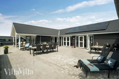 På terrassen i sommarhus nr 441 finns det plats för upp till 26 gäster.