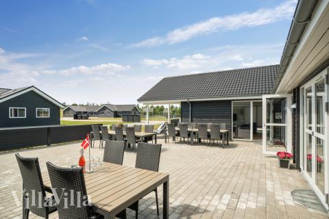 Njut av en grillkväll på terrassen i lyxstuga nr 441 i Østjylland