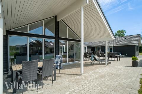Stor terrass i lyxstuga nr 441 i Østjylland.