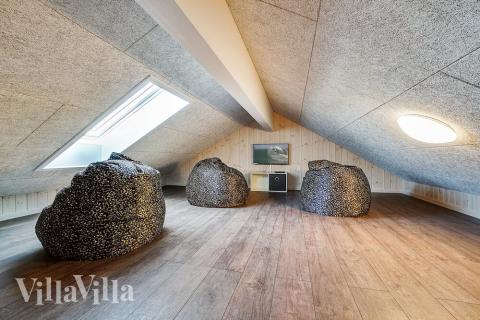 Några av de 30 sovplatserna finns på loftet i lyxstuga nr 446