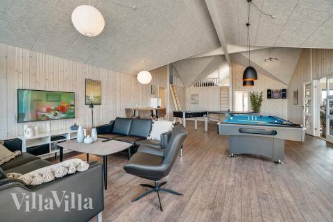 Aktivitetsrum i lyxstuga nr 446 med 12 sovrum och plats för 30 personer.