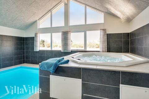 Njut av spabadets värme i lyxstuga nr 446 i Østjylland