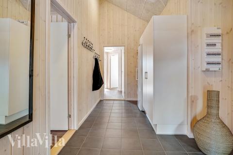 Den rymliga entrén i lyxstuga nr 446 i Østjylland