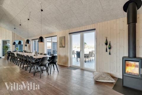 Vardagsrummet i lyxstuga nr. 446 har plats för 30 personer.