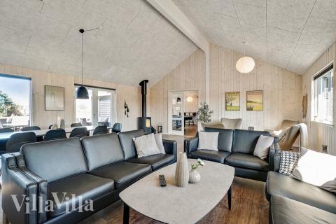 Det stora ljusa vardagsrummet i lyxstuga nr 446 för 30.