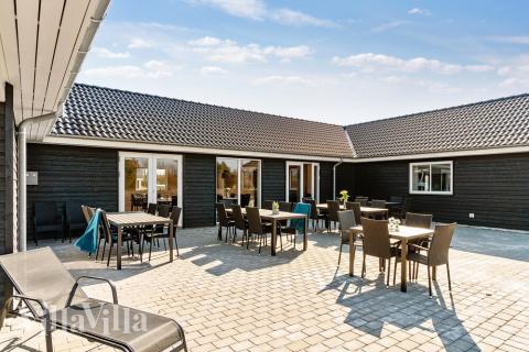 Njut av en grillkväll på terrassen i lyxstuga nr 446 i Østjylland