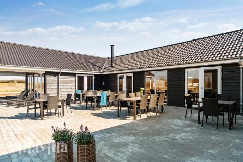 Lyxstuga nr 446 har en härlig terrass med sköna trädgårdsmöbler för 30 personer.