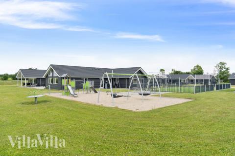 Till den trevliga sommarstugan nr 446 i Østjylland erbjuds en mängd utomhusaktiviteter, t.ex. lektorn och gungor