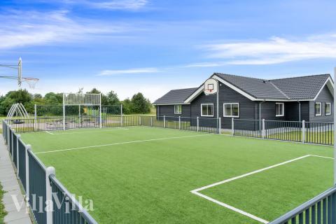 Förutom de många timmar som du kan tillbringa i stugans poolavdelning erbjuder lyxstuga 446 även många utomhusaktiviteter