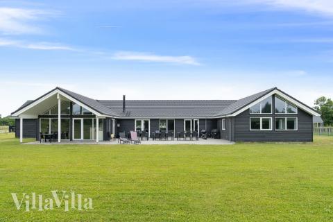 Den praktfulla poolstugan nr 446 med plats för 30 personer ligger i Østjylland