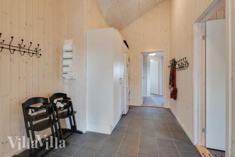 Den rymliga entrén i lyxstuga nr 450 i Østjylland