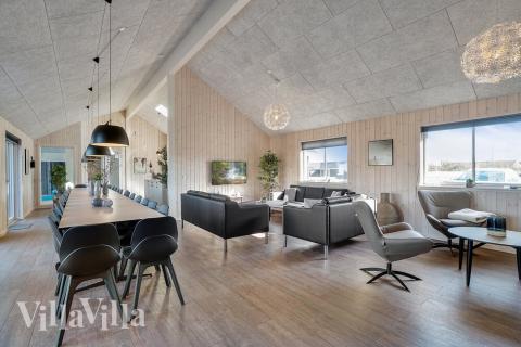 Det stora ljusa vardagsrummet i lyxstuga nr 450 för 30.