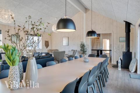 Vardagsrummet i lyxstuga nr. 450 har plats för 30 personer.