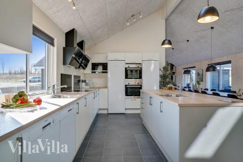 Köket i lyxstuga nr 450 är utrustat så att ni kan laga mat till 30 personer.