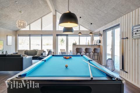 Tävla i sommarhusets aktivitetsrum när ni besöker lyxhus nr 450 i Østjylland.