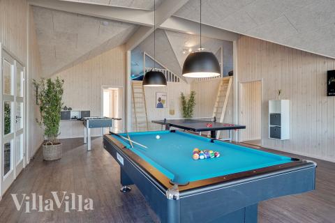 Lyxstuga 450 för 30 personer har ett stort aktivitetsrum med bl.a. biljard och dart