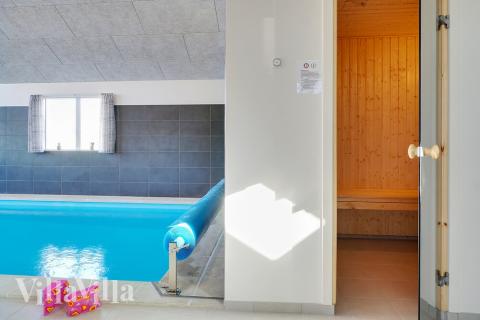 Den härliga poolen i lyxstuga nr 450 för 30 personer